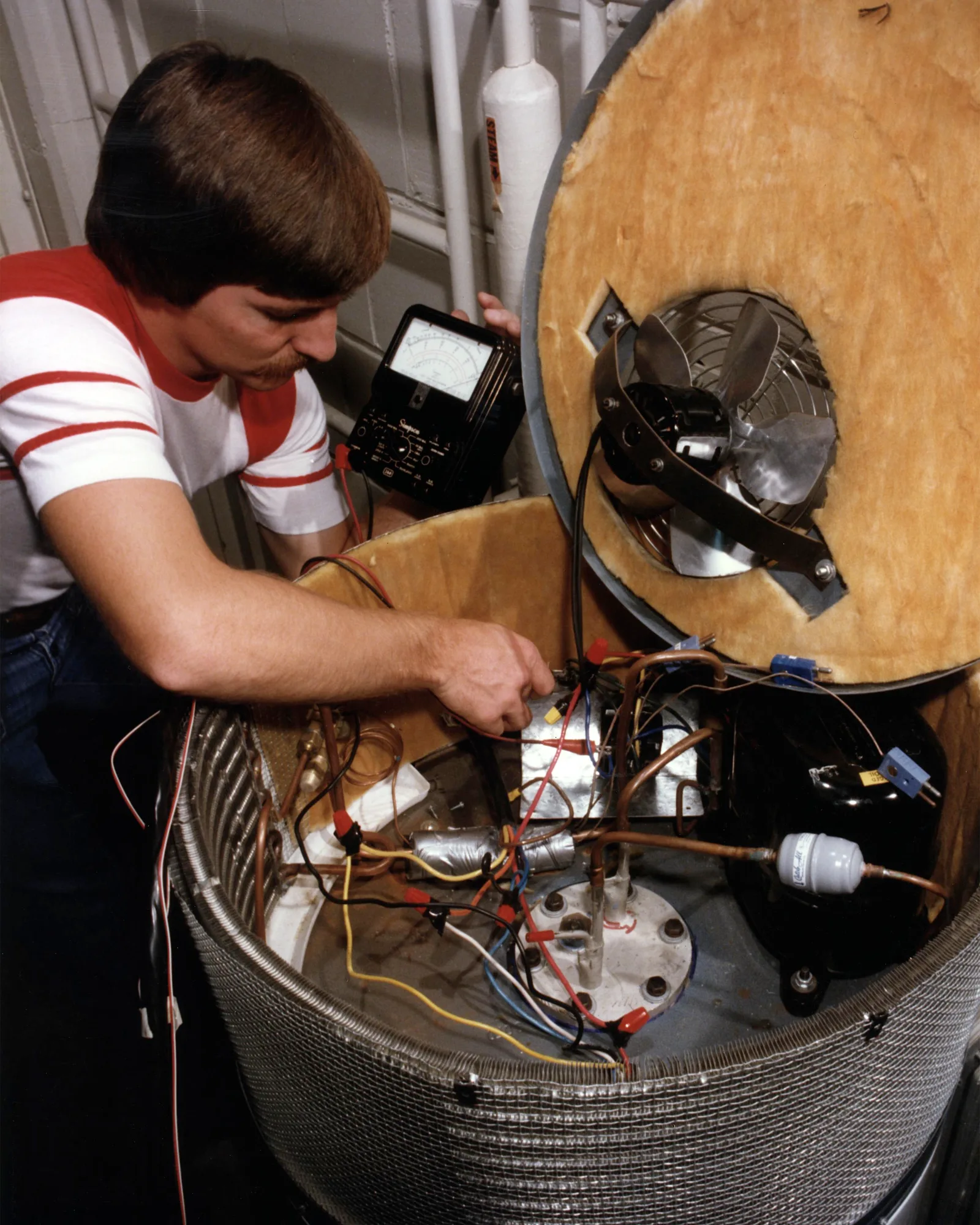 Technicien testant un chauffe-eau thermodynamique expérimental en laboratoire