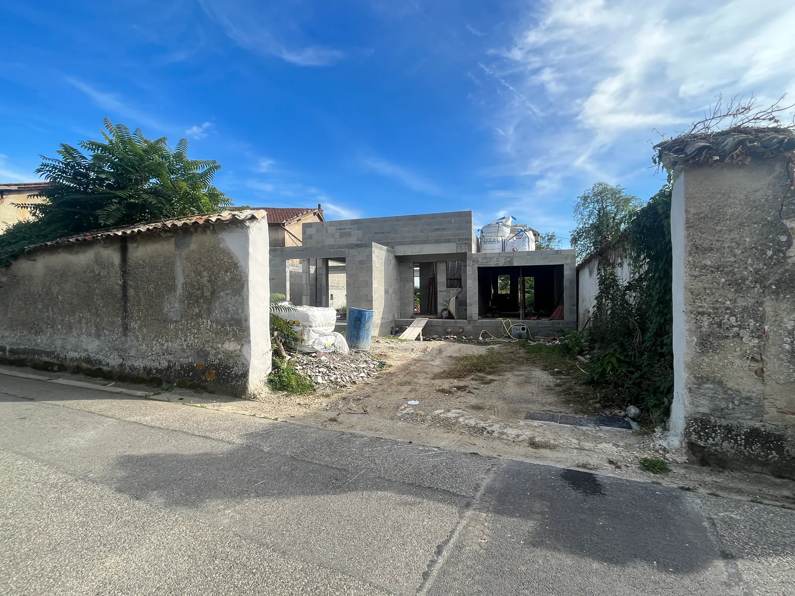Maison individuelle neuve en cours de construction dans l'Ain, murs en parpaings montés, avant pose des équipements de chauffage