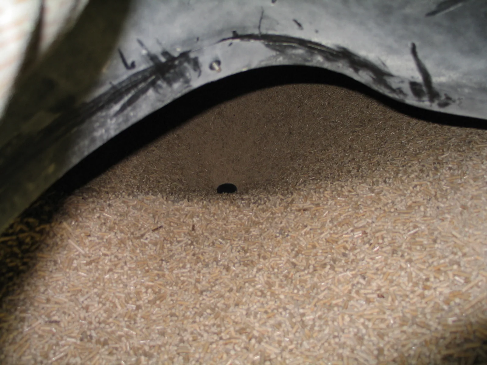 Granulés de bois stockés dans un silo textile de 8 tonnes avec la bouche d'aspiration visible au fond