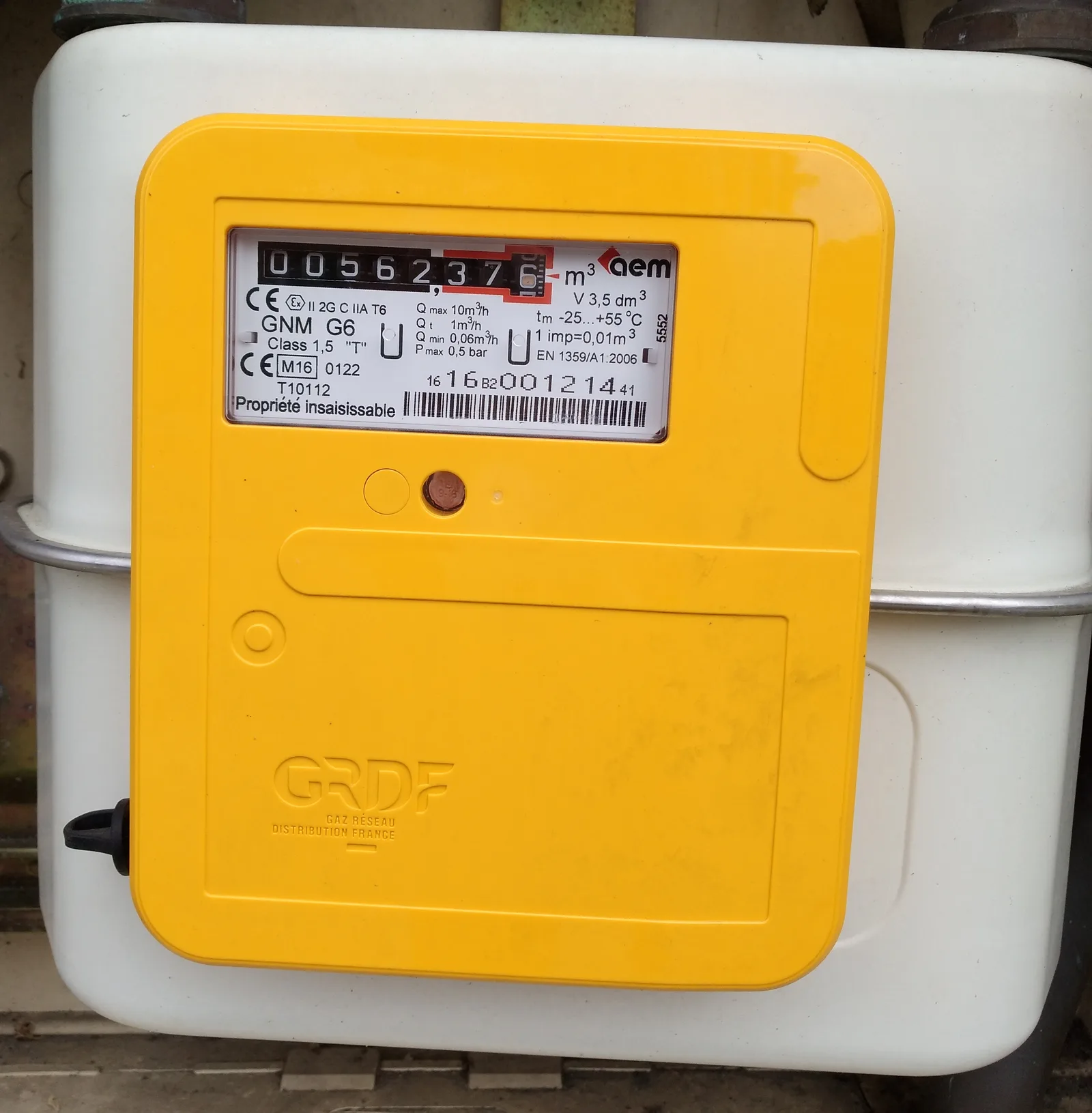 Compteur de gaz naturel GRDF à capot jaune, index de consommation en mètres cubes affiché