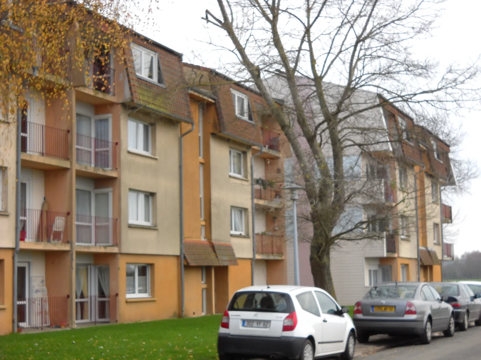 Immeubles de logement social de trois étages à Aire-sur-la-Lys dans le Pas-de-Calais, façades crépies et balcons