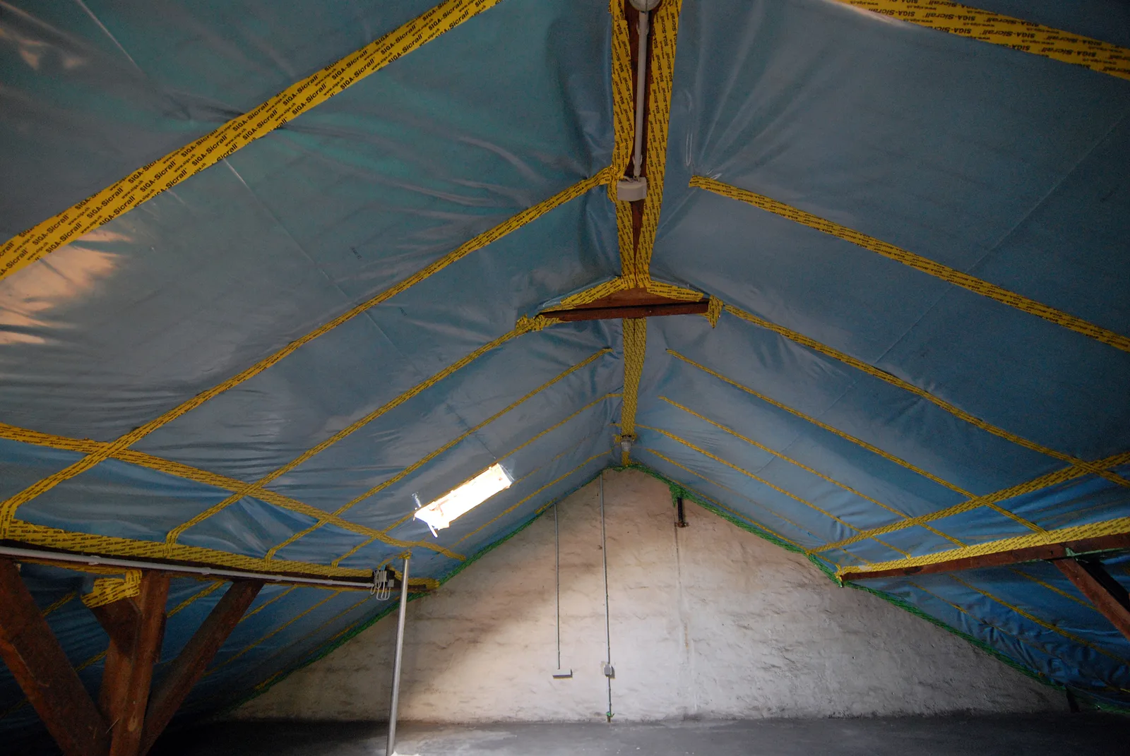 Chantier de rénovation d'isolation thermique de toiture avec isolant posé