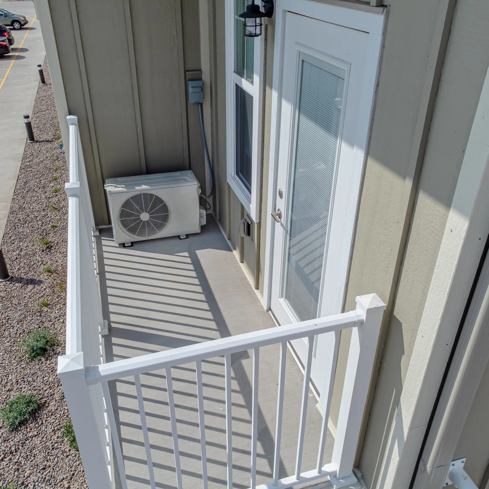Unité extérieure compacte de pompe à chaleur installée sur un balcon