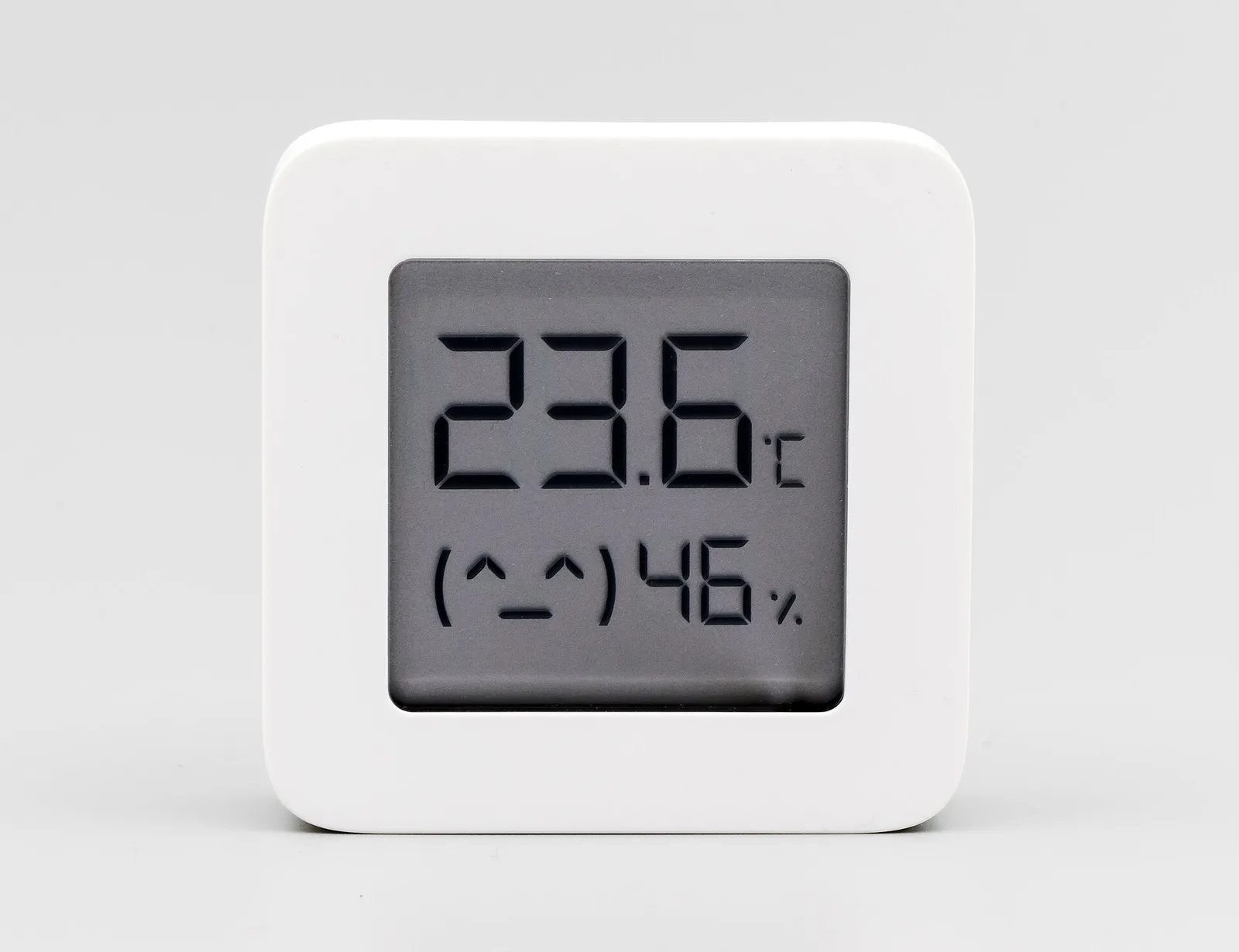 Petit thermo-hygromètre numérique carré affichant 23,6 °C et 46 % d'humidité relative