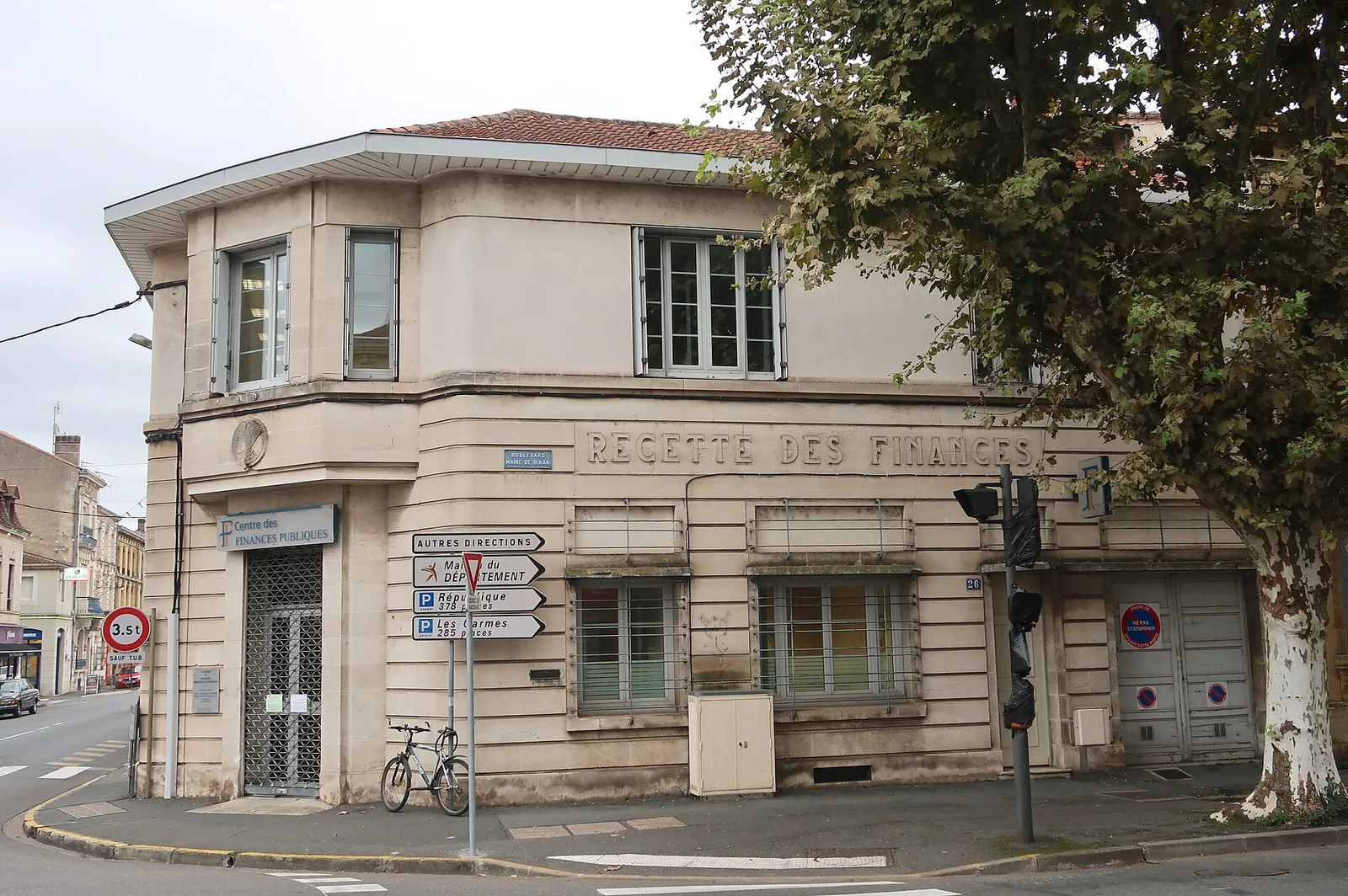 Bâtiment d'angle en pierre du centre des finances publiques de Bergerac, inscription Recette des finances gravée sur la façade