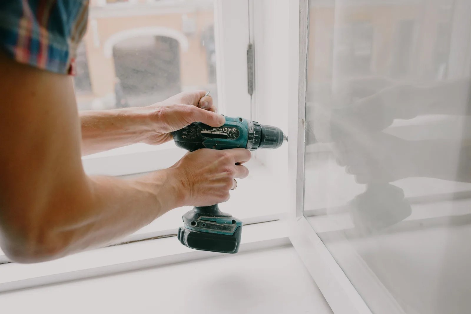 Pose d'un cadre de fenêtre lors d'une rénovation de logement