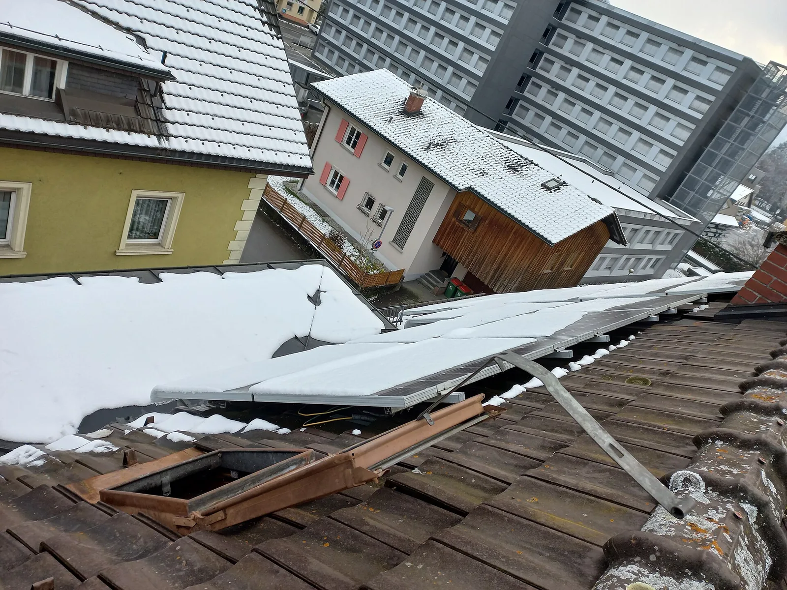 Panneaux photovoltaïques et toiture recouverts de neige à Feldkirch, en hiver