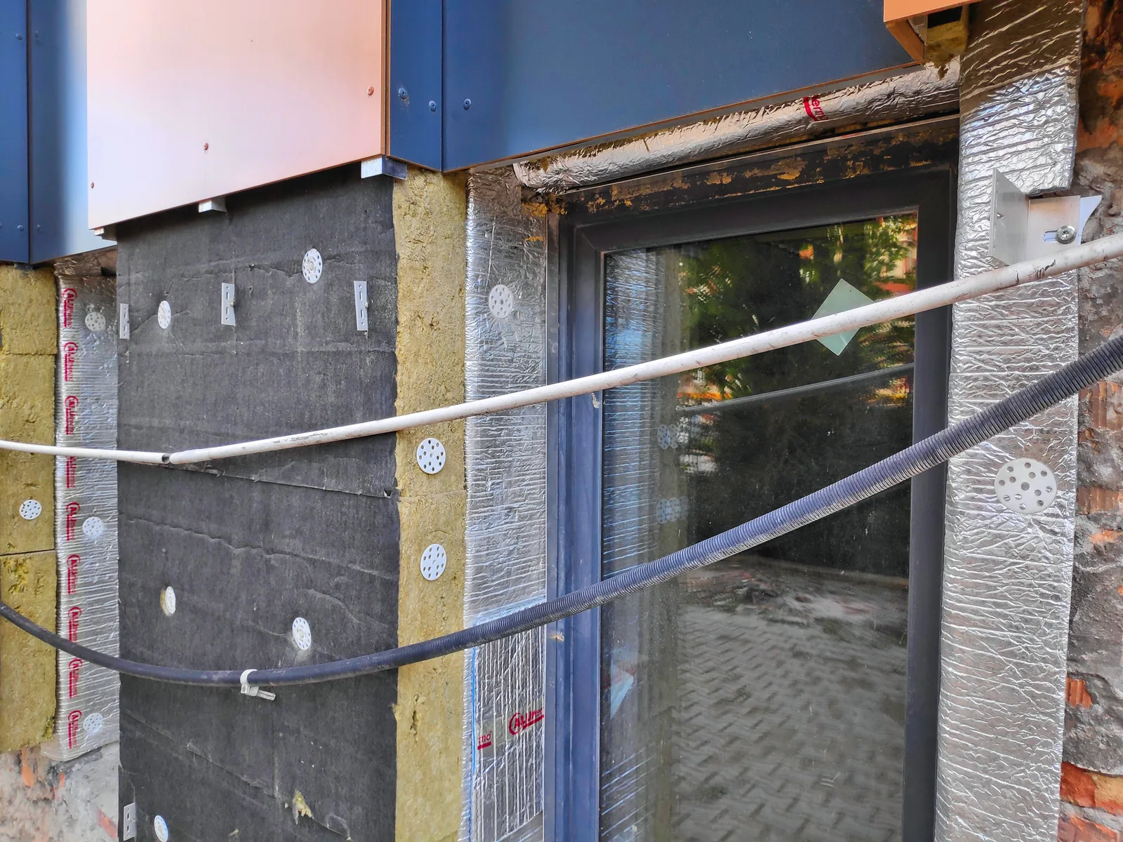 Chantier de rénovation thermique avec isolation en laine minérale sur une façade
