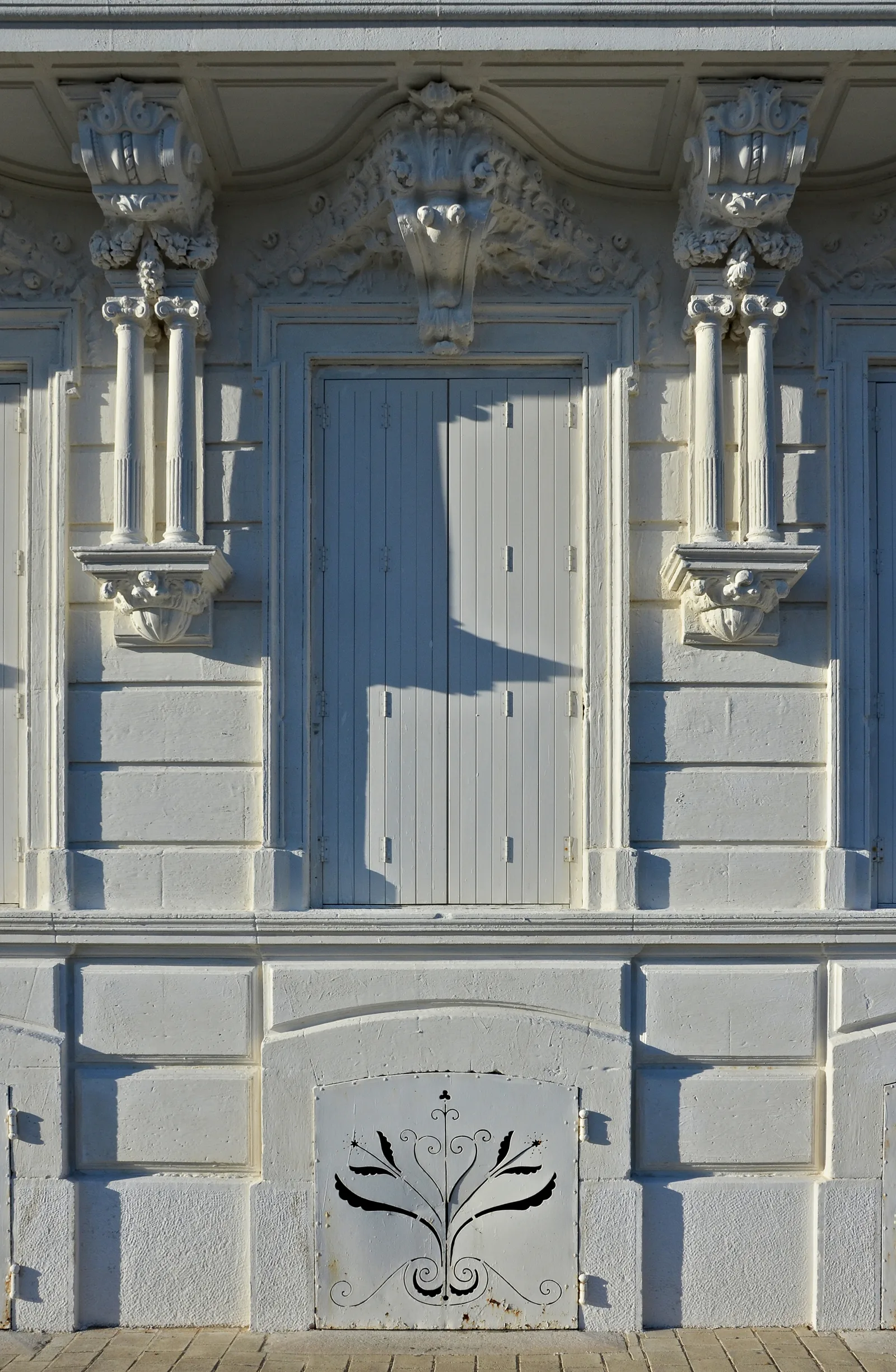 Façade ancienne rénovée à Angoulême, avec volets et moulures