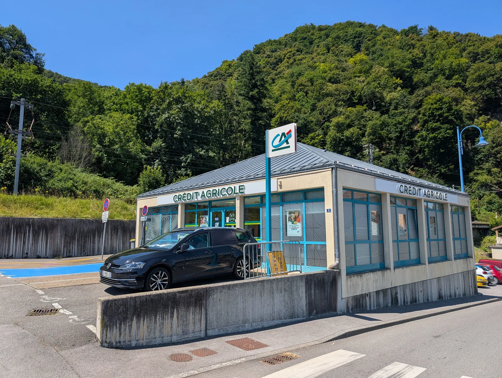 Agence bancaire Crédit Agricole en zone rurale, Franche-Comté