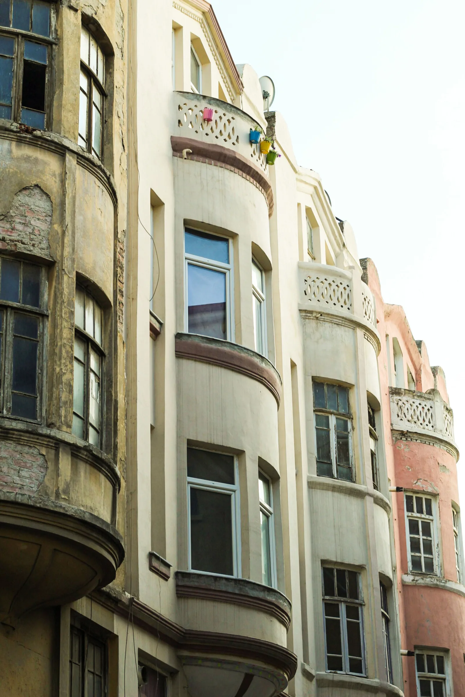 Façades d'immeubles anciens aux balcons ouvragés, représentatifs d'un parc locatif à rénover