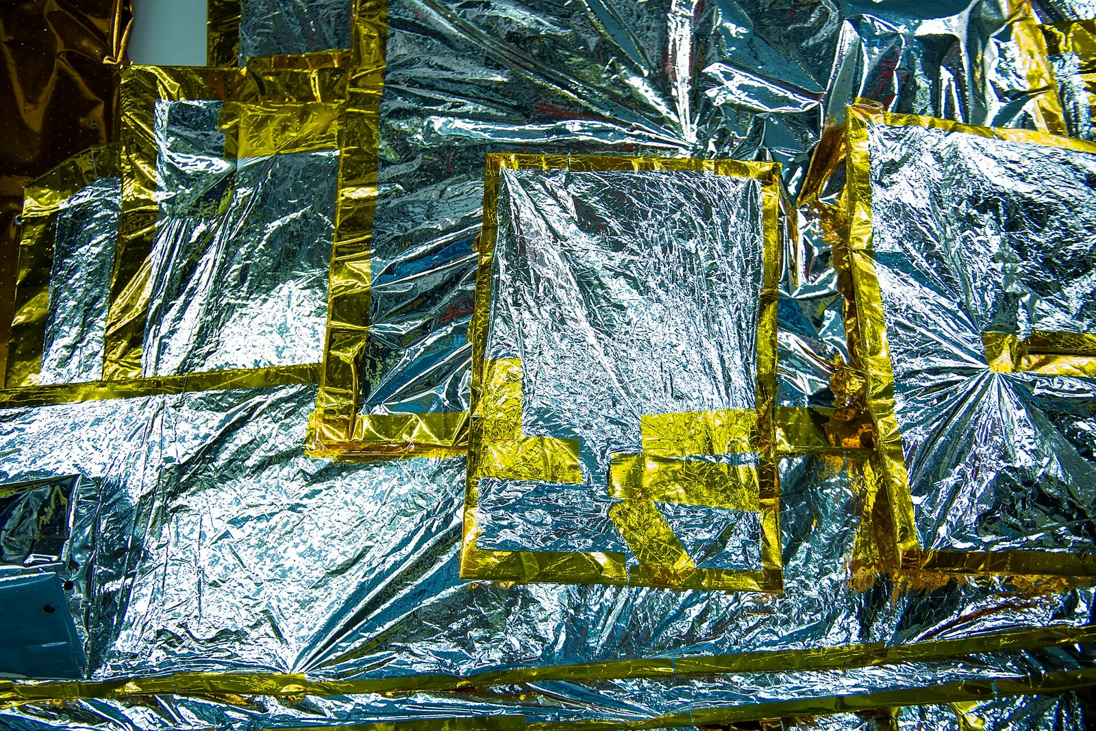 Couvertures isolantes multicouches aluminisées utilisées sur un satellite, film argenté et doré froissé