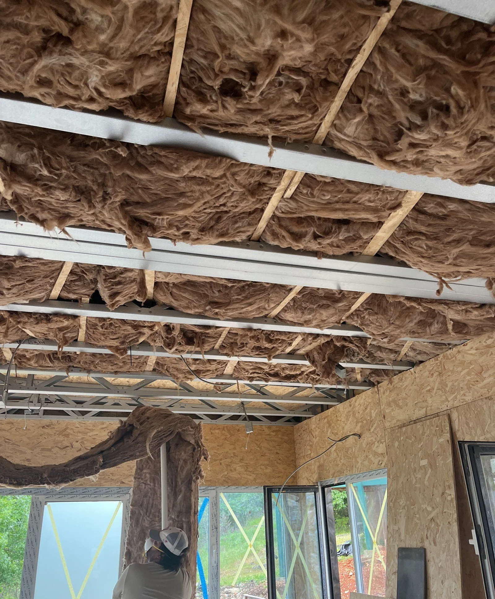 Plafond isolé avec de la laine minérale épaisse entre des ossatures métalliques, en cours de chantier