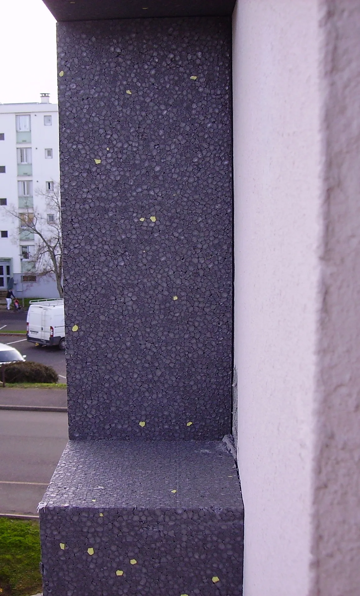 Pose de panneaux isolants sur une façade en isolation thermique par l'extérieur