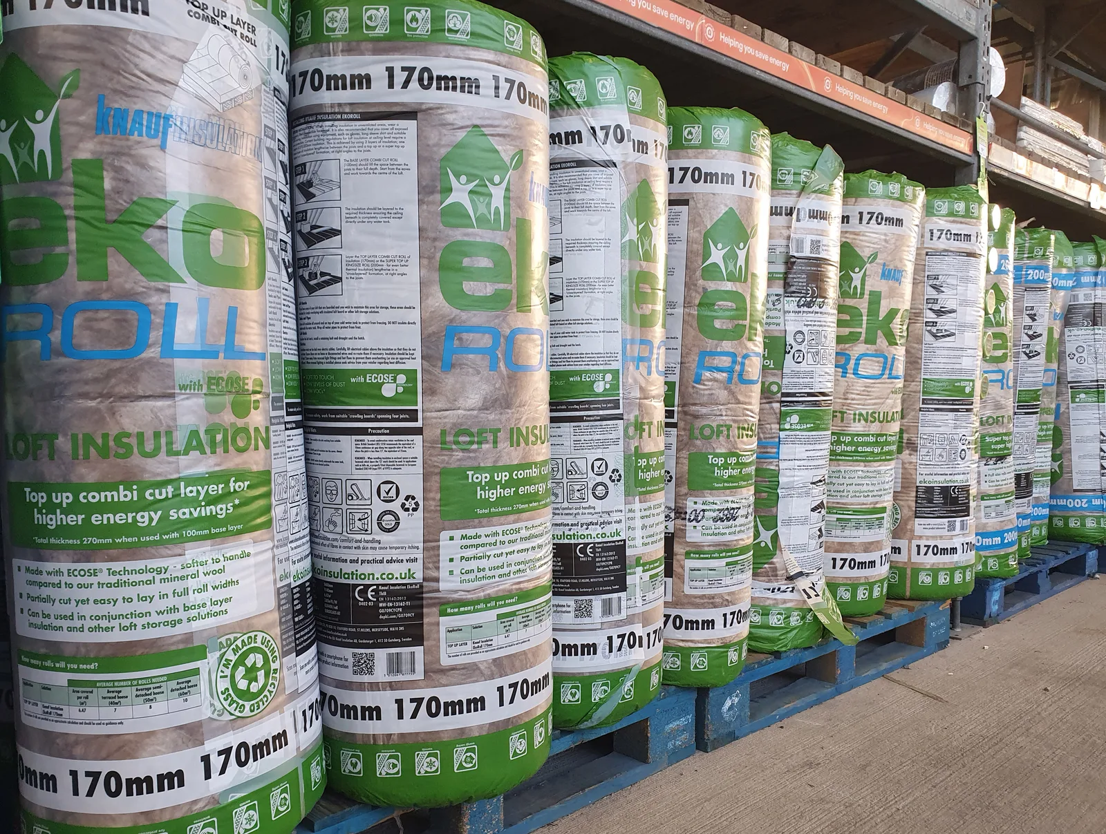 Rouleaux d'isolant en laine minérale en rayonnage de magasin de bricolage