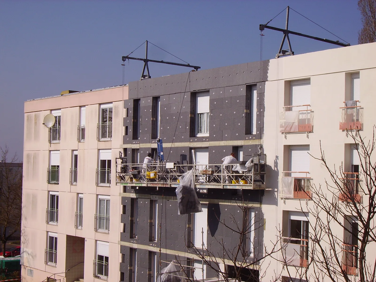 Chantier de rénovation thermique d'une façade avec laine minérale et composite aluminium