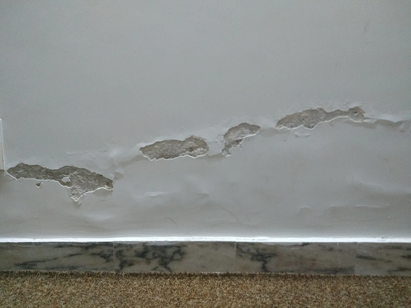 Isoler un mur humide : diagnostic et traitement avant pose