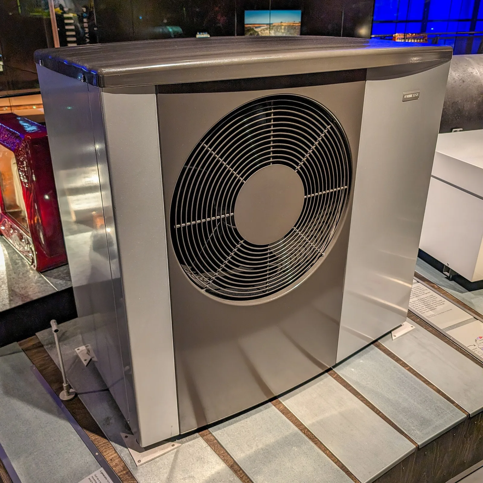 Unité extérieure d'une pompe à chaleur air-eau NIBE S2125 à grand ventilateur circulaire, exposée au Science Museum de Londres