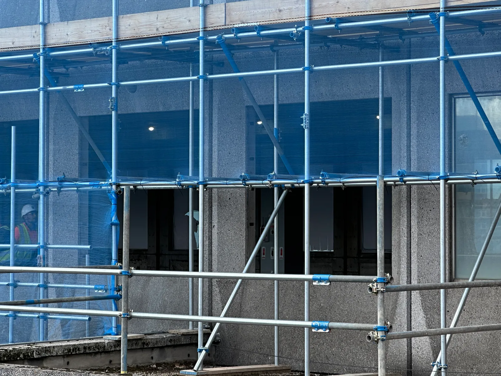 Chantier de rénovation d'ampleur avec échafaudage sur une façade