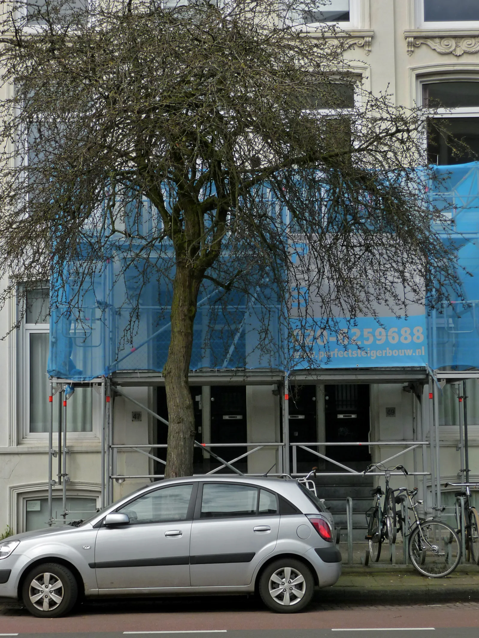 Façade de maison en cours de rénovation avec échafaudage