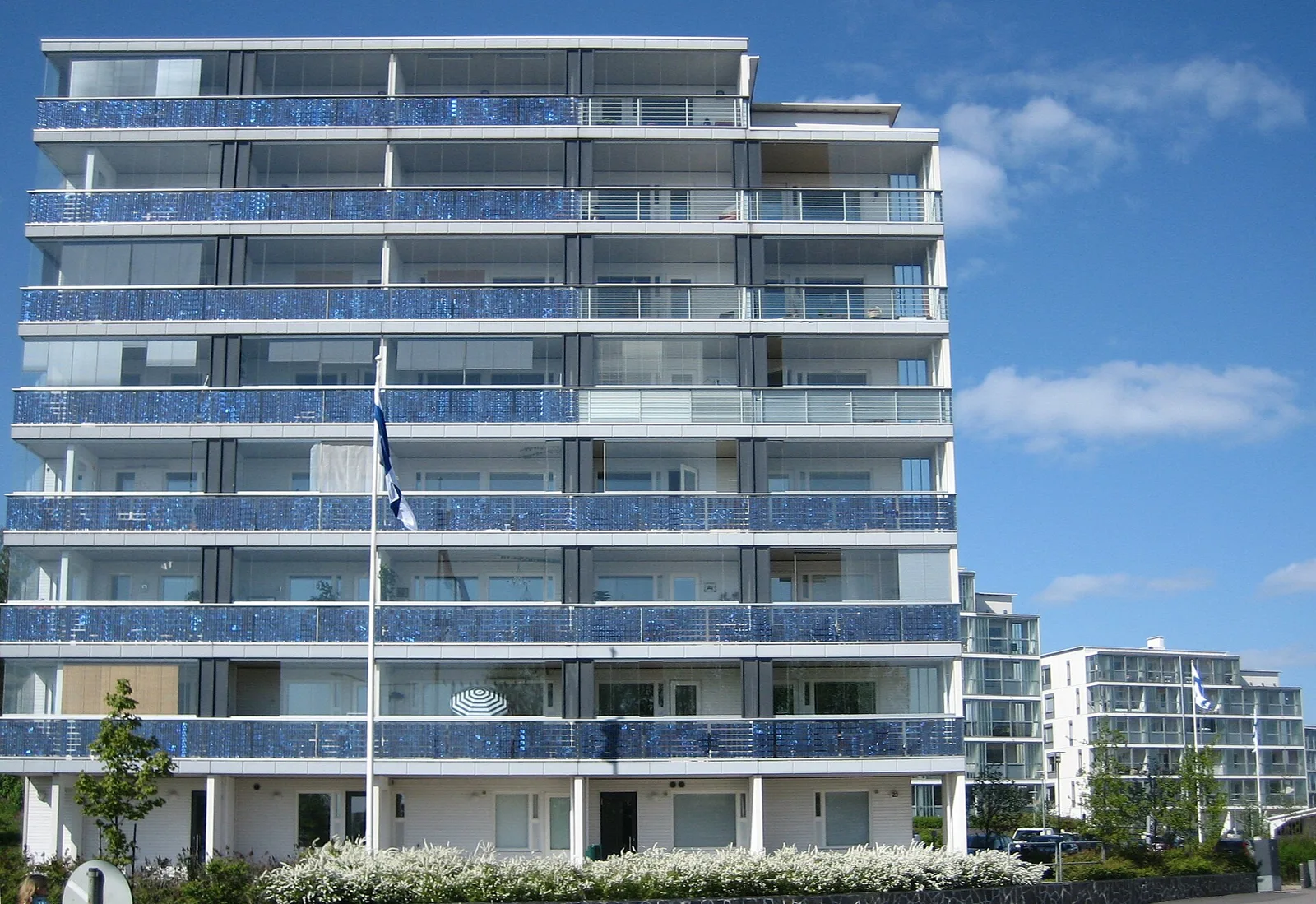 Immeuble de huit étages dont les garde-corps des balcons sont des panneaux photovoltaïques bleus
