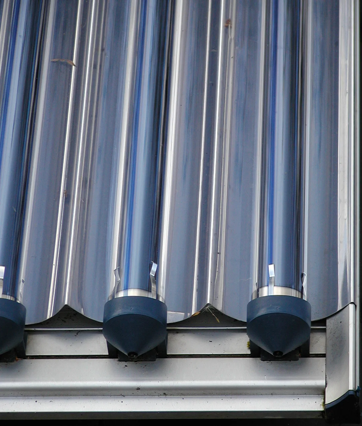 Gros plan sur un capteur solaire thermique à tubes sous vide monté en toiture