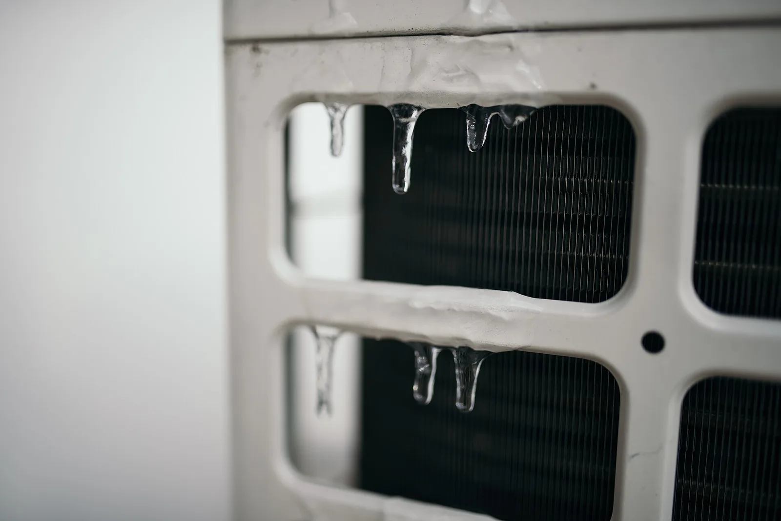 Pompe à chaleur qui givre : normal ou panne ? (2026)