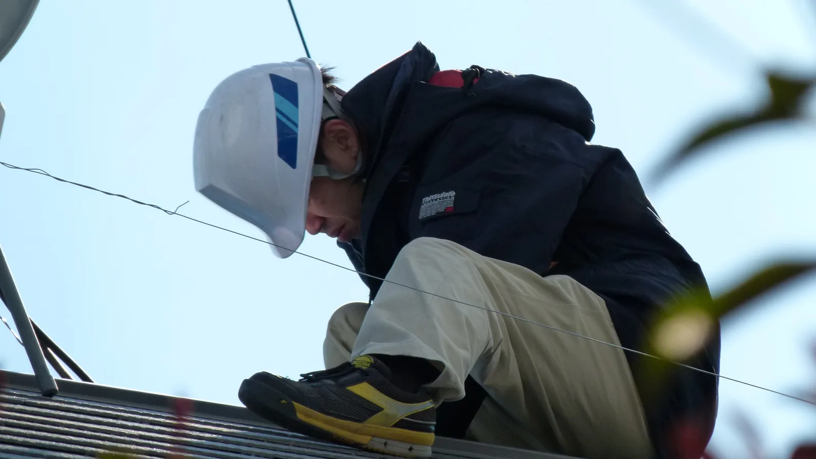 Technicien installant des panneaux solaires sur un toit