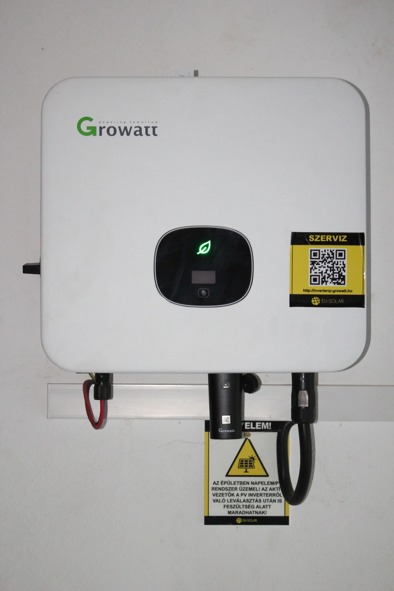 Onduleur photovoltaïque résidentiel de 4 kW fixé au mur d'un local technique