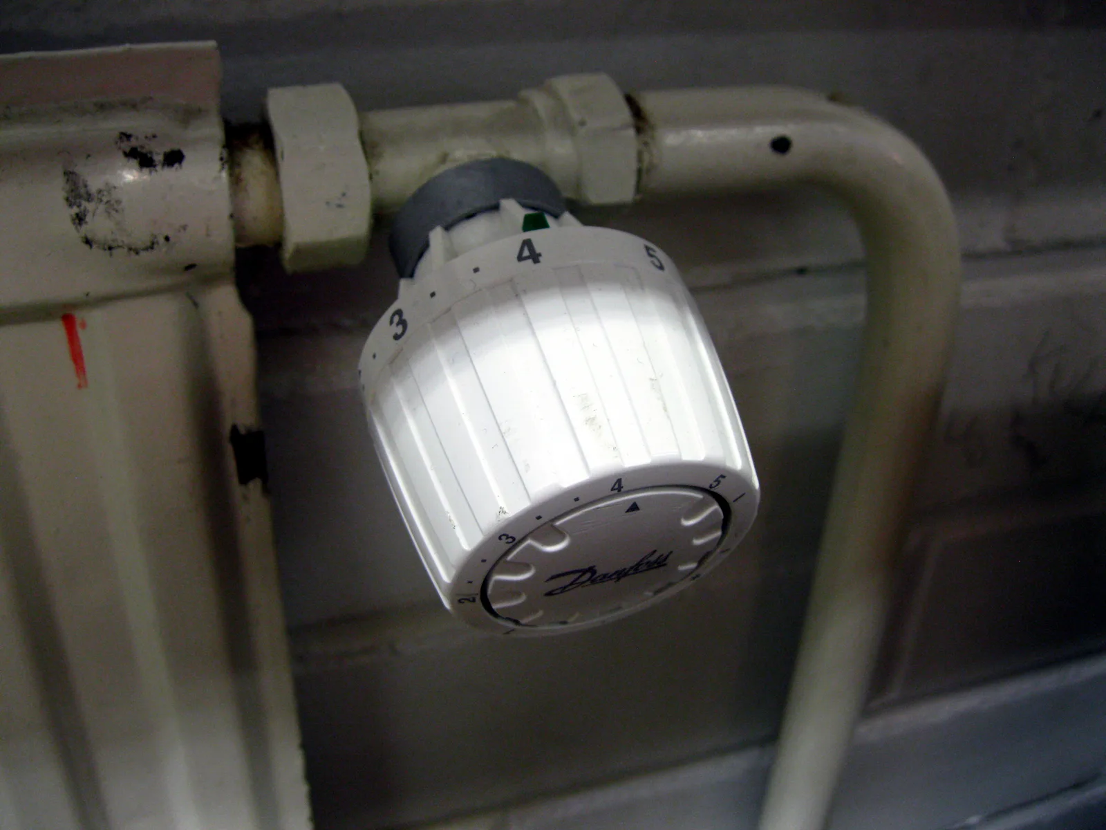 Robinet thermostatique mécanique gradué de 1 à 5 monté sur un radiateur à eau chaude