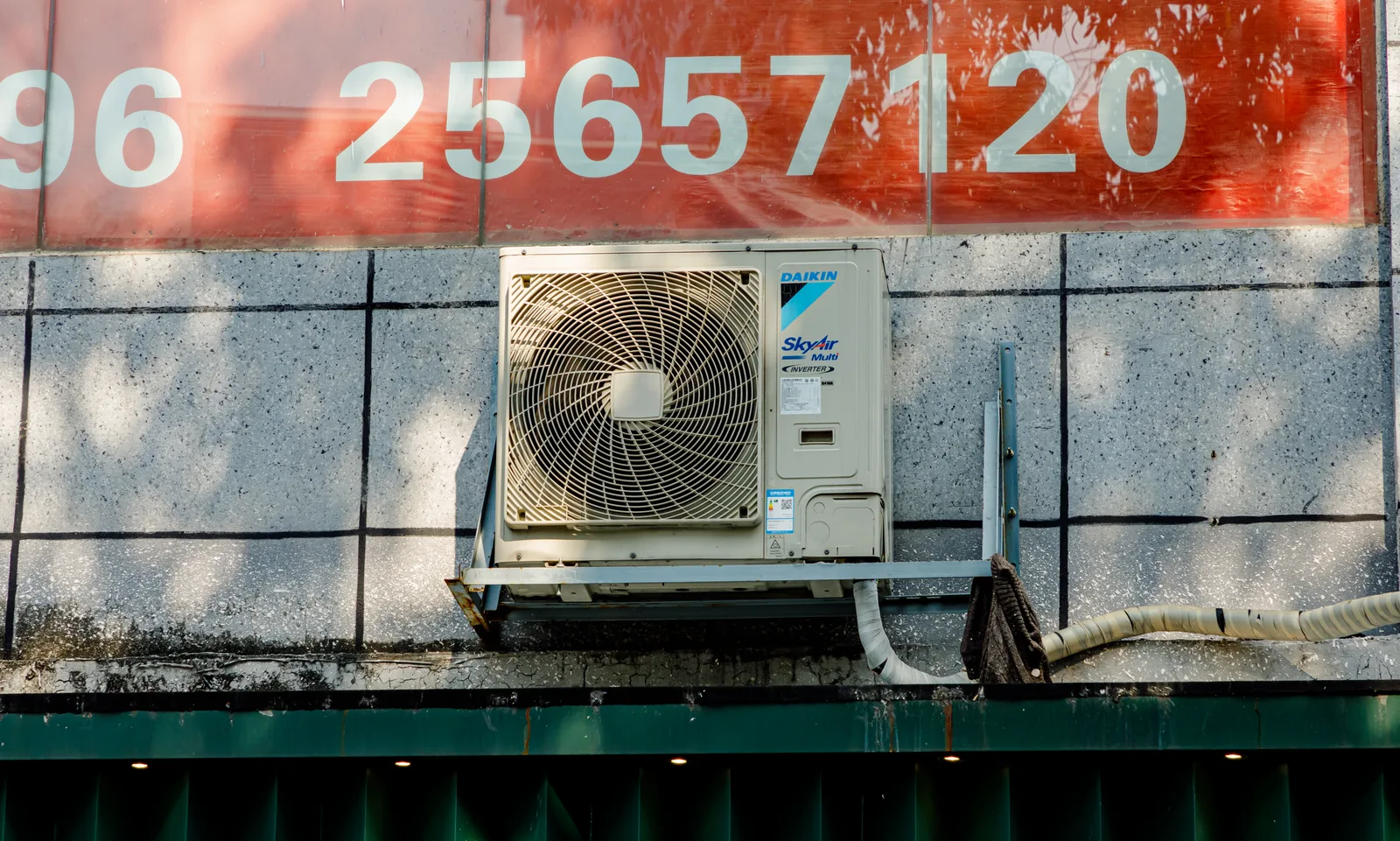 Unité extérieure Daikin d'un système multi-split fixée sur un support contre un mur de façade