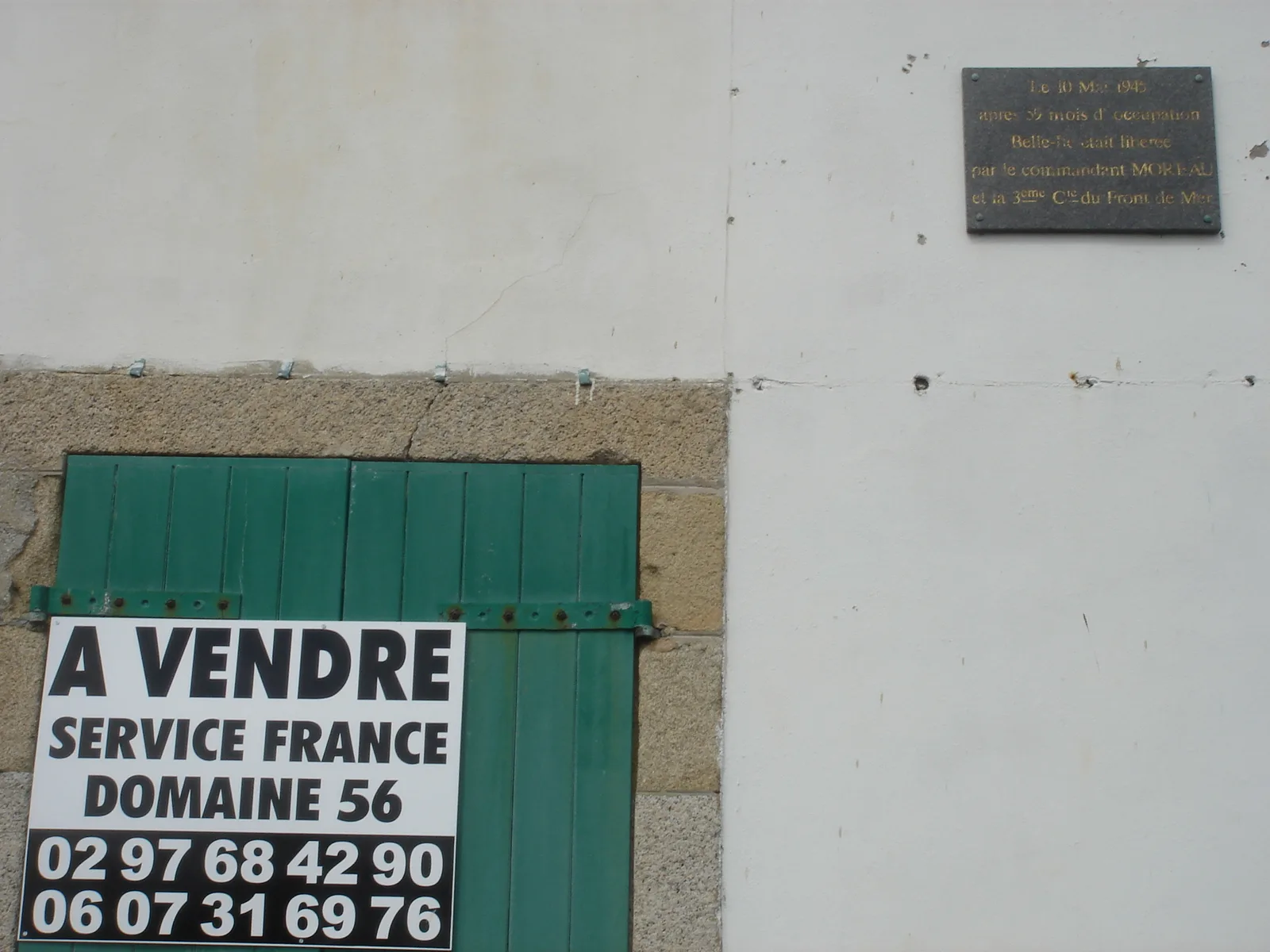 Bâtiment ancien à vendre avec panneau immobilier, illustrant une transaction immobilière sur un bien énergivore