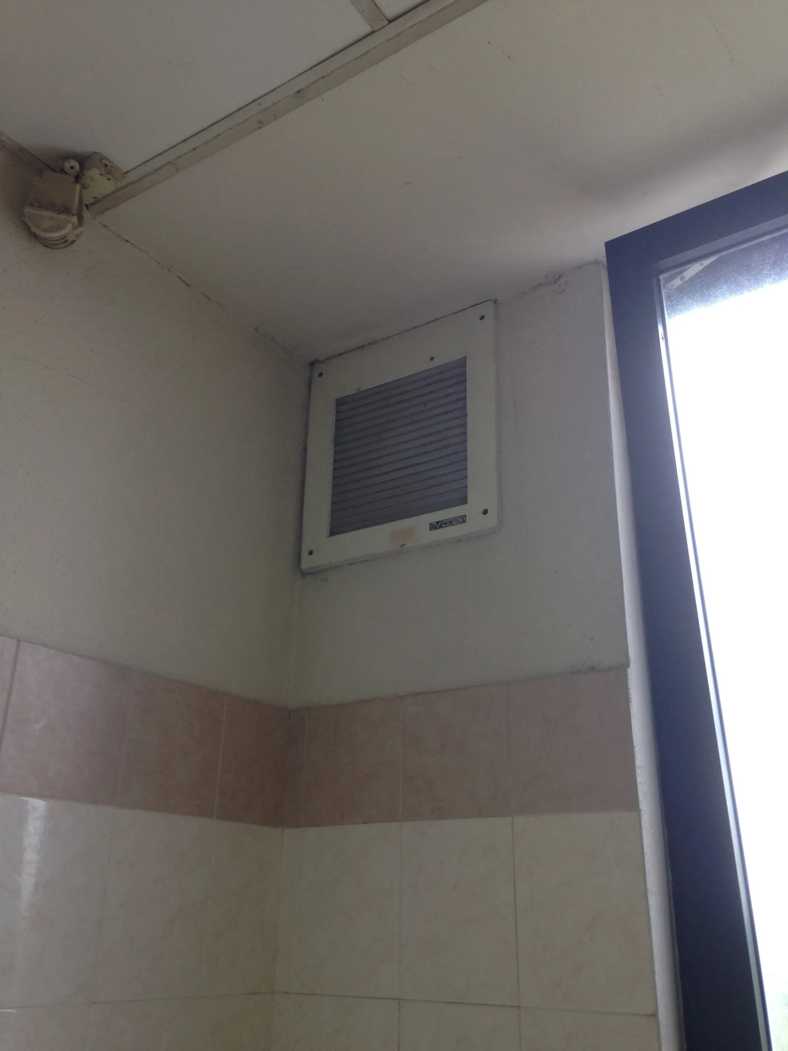 Extracteur d'air mural dans une salle de bain, l'équipement que remplace une ventilation mécanique